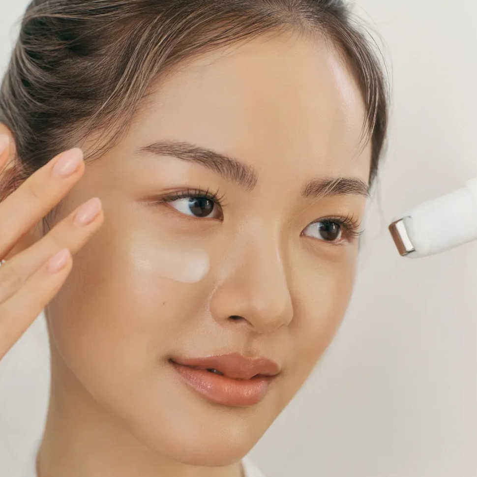 Ретиноловая сыворотка для зоны вокруг глаз с роллером-аппликатором DR. ALTHEA Retinol Flat Iron Eye Roller 25 мл (Цена: 837 грн.)