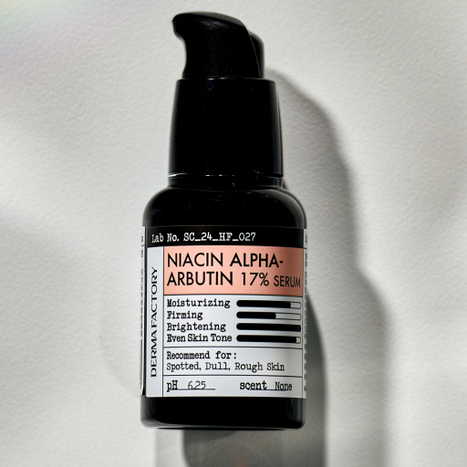 Интенсивная сыворотка для освещения пигментации DERMA FACTORY Niacin Alfa – Arbutin 17% Serum 30 мл